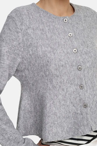 Cardigan gris de JDY à manches longues et fermeture boutonnée, un haut rayé est visible en dessous.