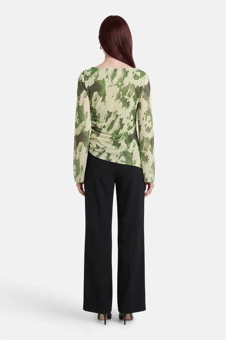 T-shirt à manches longues vert JDY, avec motif camouflage et associé à un pantalon noir.