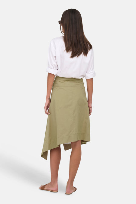 Groene 3/4 rok van JDY, achterzijde met asymmetrische zoom, gedragen met wit overhemd en sandalen