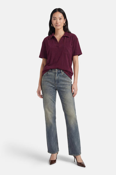 Paarse polo met korte mouwen van JDY, met kraag, V-hals en borstzak, gestyled met een jeans.