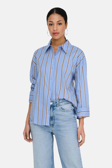Chemise rayée bleue de JDY, à manches longues et portée avec un jean.