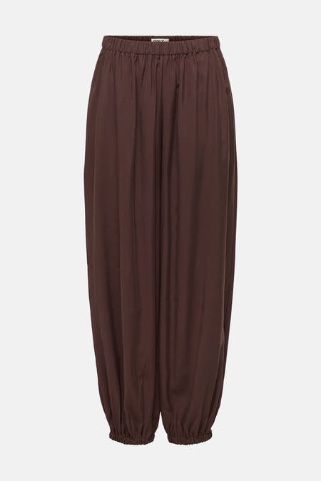 Bruine broek van ONLY met elastische tailleband en wijde pijpen met elastische manchetten.