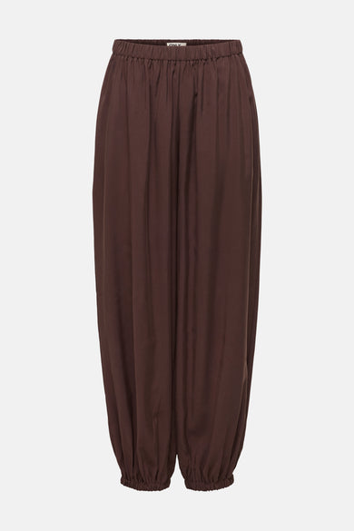 Bruine broek van ONLY met elastische tailleband en wijde pijpen met elastische manchetten.