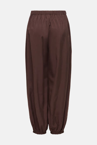 Bruine broek van ONLY® met elastische taille en geplooide enkels, wijde pasvorm, achterkant.
