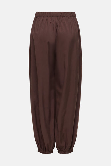 Bruine broek van ONLY® met elastische taille en geplooide enkels, wijde pasvorm, achterkant.