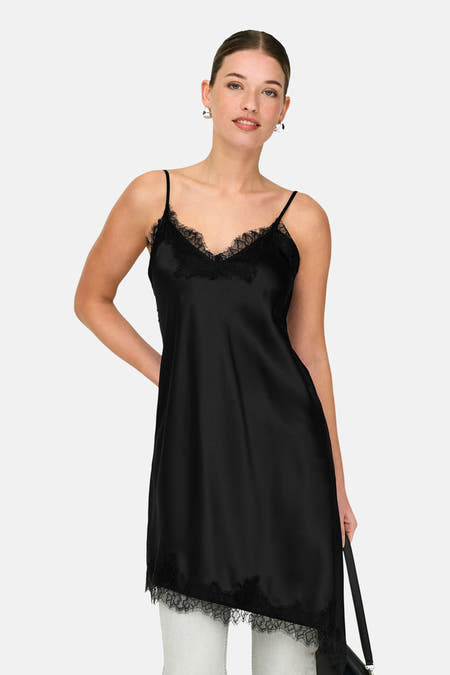 Zwarte mouwloze jurk van ONLY, met kanten details aan de halslijn en de zoom.