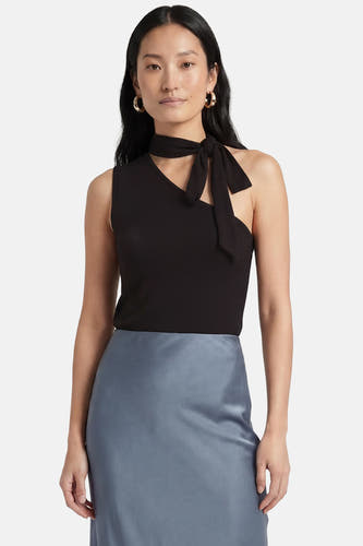 Zwarte top van JDY met asymmetrische halslijn en strikdetail, gedragen met een blauw-grijze satijnen rok.