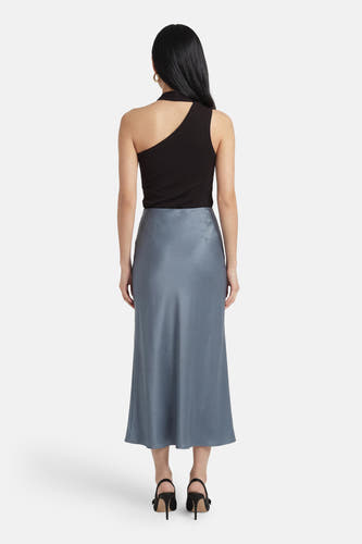 Zwarte geribbelde asymmetrische top van JDY, gedragen met een satijnen midi-rok, achterkant.