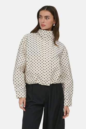 Veste courte blanche à pois noirs, col montant et taille élastique d'ONLY®.