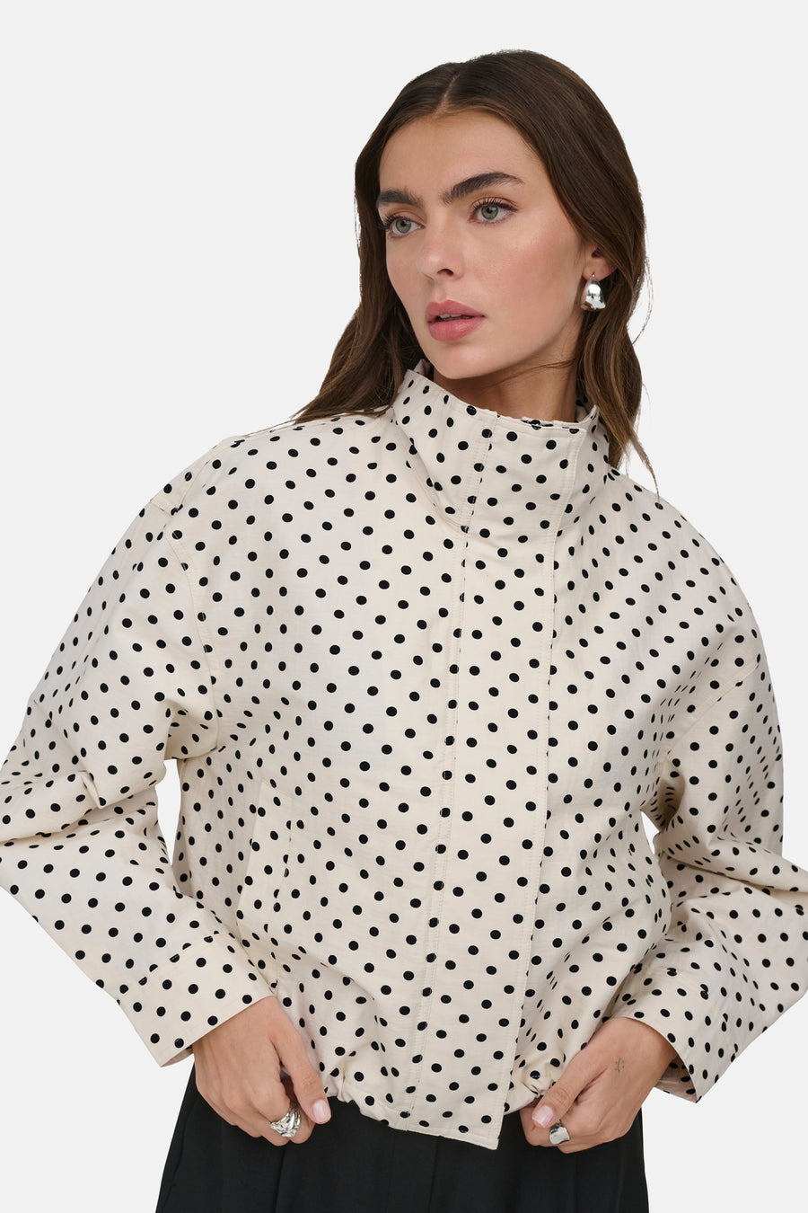 Veste courte blanche ONLY® à pois noirs et col montant.