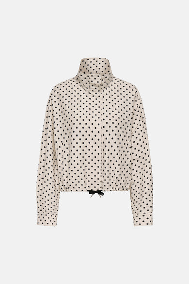 Witte korte jas van ONLY® met zwarte stippen, hoge kraag en trekkoord onderaan.