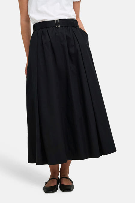 Jupe midi noire ONLY® avec ceinture à boucle et poches latérales.