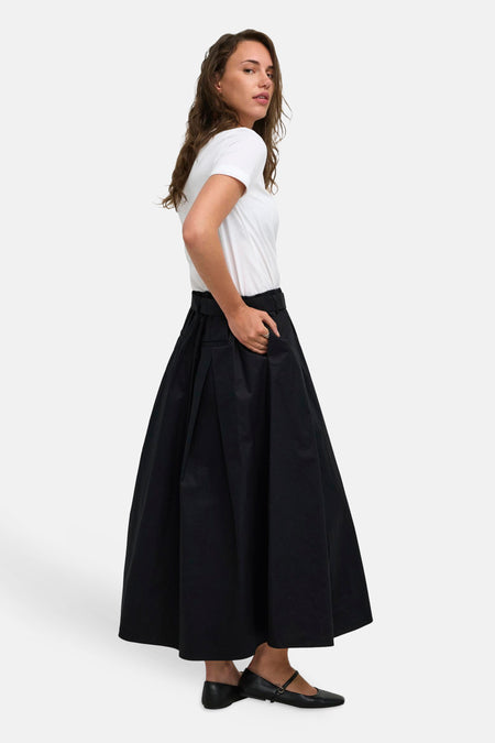 Jupe noire 3/4 ONLY® portée par un mannequin, avec ceinture et poches.