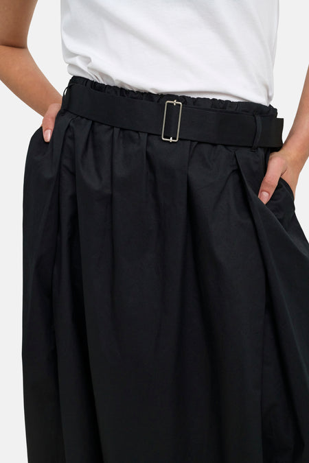 Jupe 3/4 noire ONLY® avec ceinture à boucle rectangulaire et plis à la taille