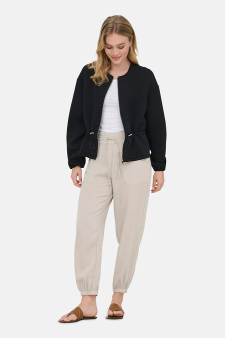 Veste courte noire ONLY® avec fermeture éclair, col rond et cordon de serrage à la taille.