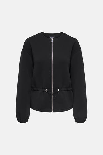 Veste courte noire ONLY avec fermeture éclair, col rond, cordon de serrage à la taille et poignets élastiques, vue de face.