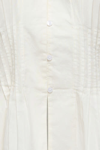 Crèmekleurige blouse van ONLY® met knoopsluiting en verticale plooien.