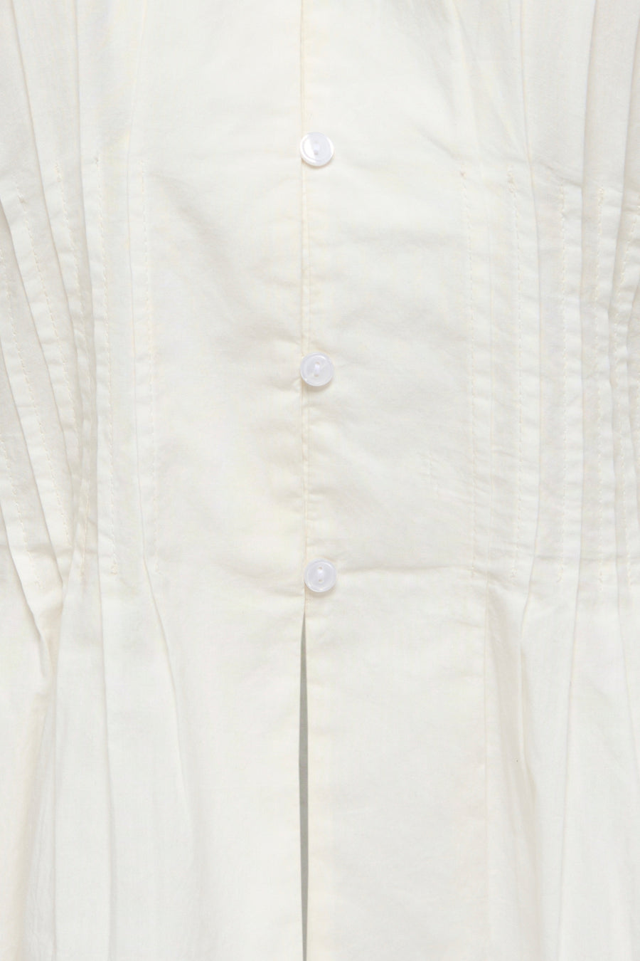 Crèmekleurige blouse van ONLY® met knoopsluiting en verticale plooien.