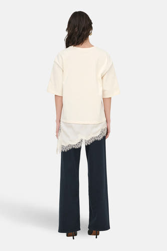 Beige T-shirt met korte mouwen van JDY, met een losse pasvorm en een asymmetrische kanten onderlaag.