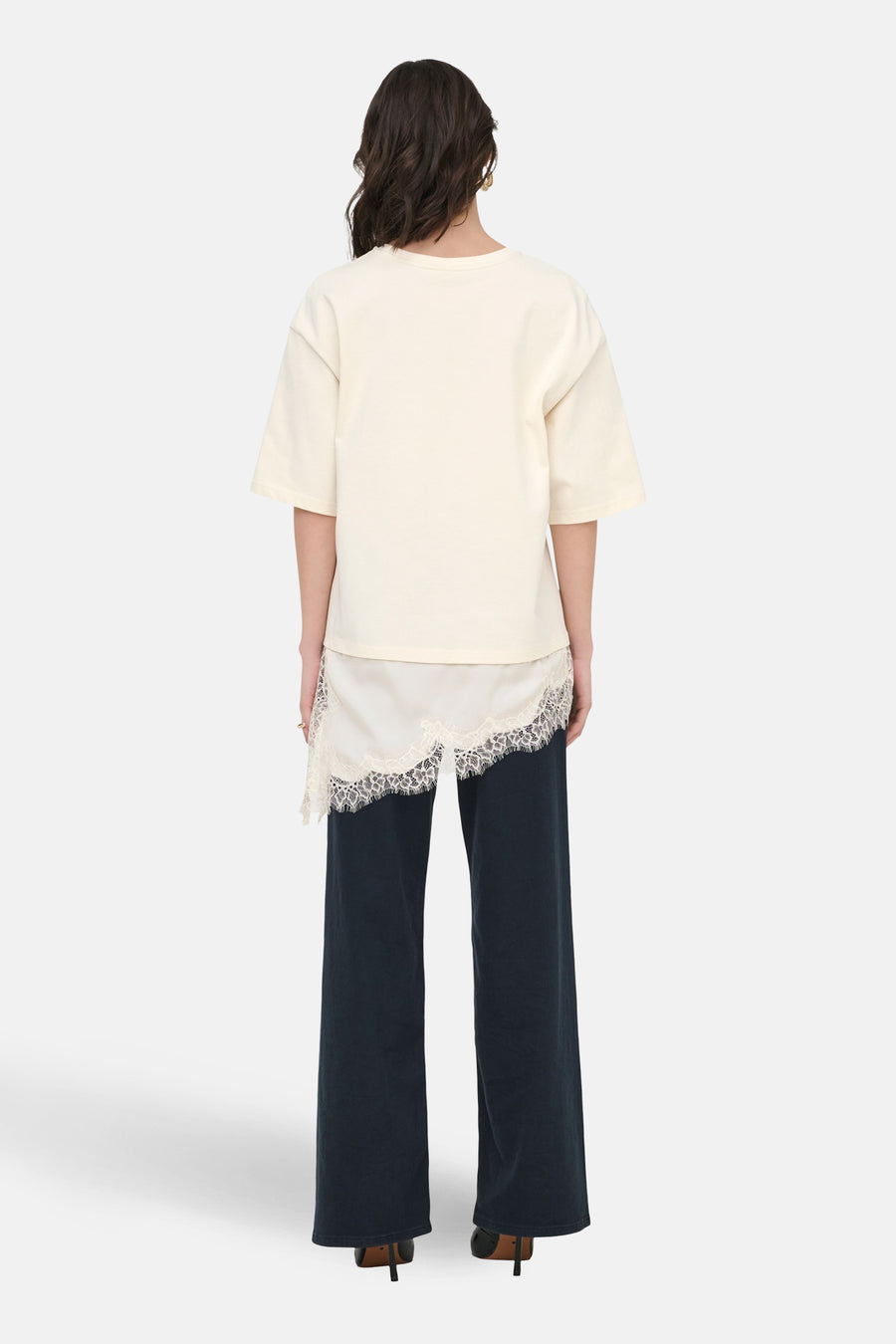 Beige T-shirt met korte mouwen van JDY, met een losse pasvorm en een asymmetrische kanten onderlaag.