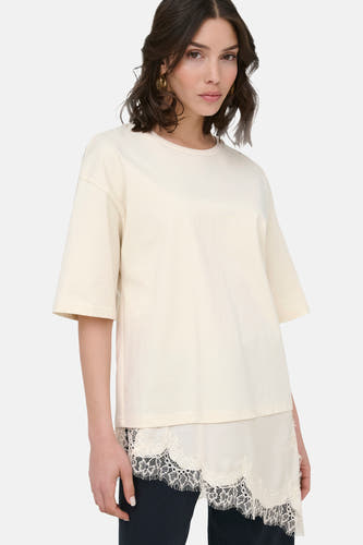 Beige T-shirt met korte mouwen van JDY, met een losse pasvorm en gedragen met een kanten rok.