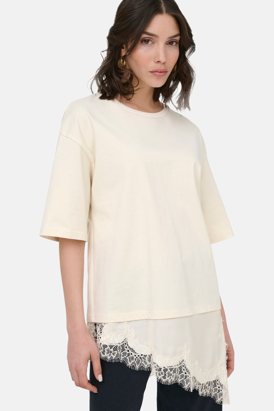 Beige T-shirt met korte mouwen van JDY, met een losse pasvorm en gedragen met een kanten rok.