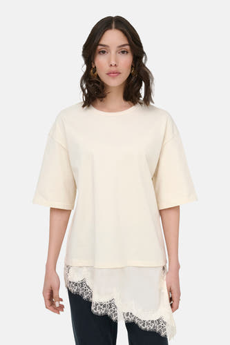 Beige T-shirt met korte mouwen van JDY, met kanten details aan de onderkant.