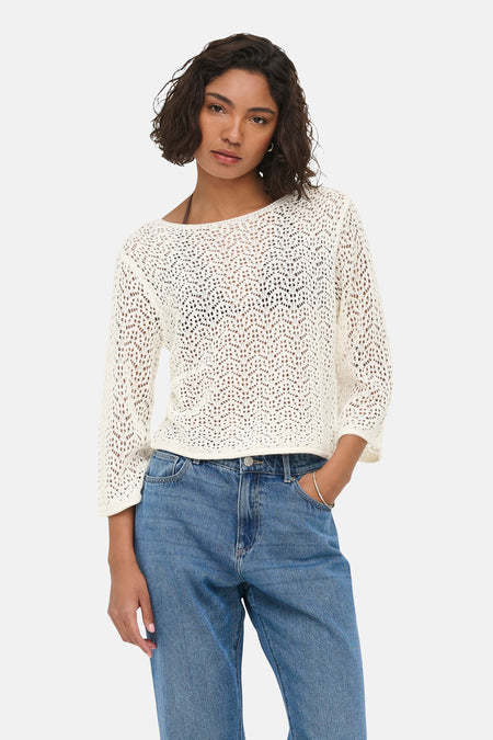 Ecru gebreide trui met openwerkpatroon van JDY, ronde hals, 3/4-mouwen, lichte textuur, vooraanzicht model met jeans