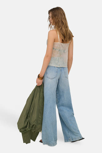 Ecru kanten blouse van ONLY® met spaghettibandjes, van achteren gezien gedragen met een wijde jeans.