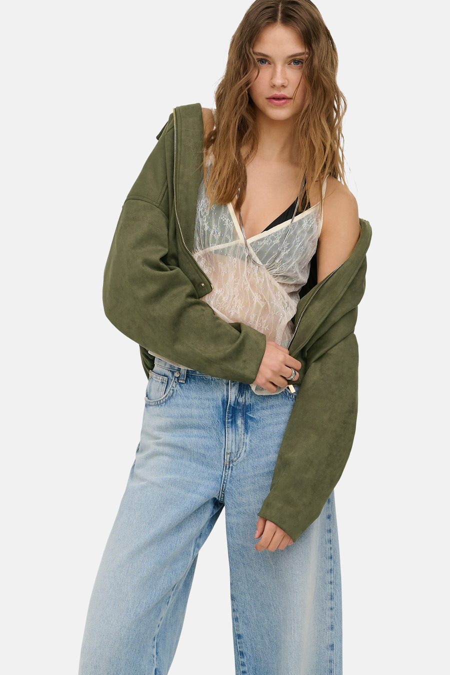 Ecru kanten blouse van ONLY®, met V-hals en gedragen onder een open groen jack.