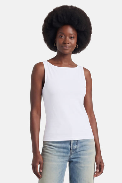 Witte mouwloze top van ONLY®, strak model met ronde hals, gedragen met lichtblauwe jeans, front view