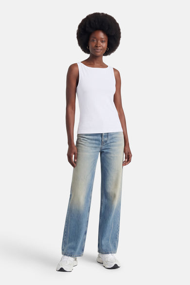 Witte mouwloze top van ONLY® met ronde hals, strakke pasvorm, gedragen met wijde jeans en witte sneakers, front view
