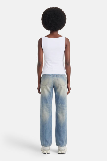 Witte mouwloze top van ONLY®, achterkant weergegeven, gladde stof, strakke pasvorm, gekombineerd met lichtblauwe jeans en witte sneakers