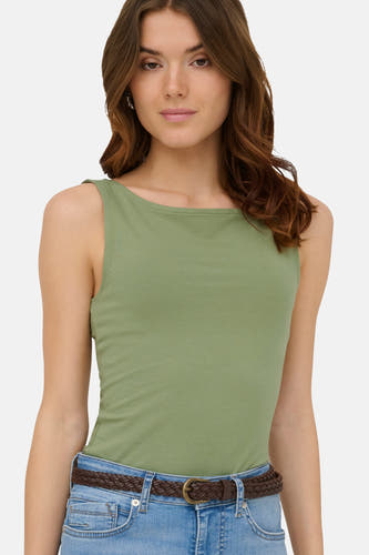 Groene mouwloze top met boothals van ONLY®, gedragen met een bruine gevlochten riem en blauwe jeans.