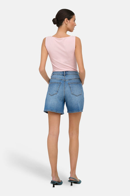 Roze mouwloze top van ONLY® gezien van de achterkant, gecombineerd met een spijkershort.