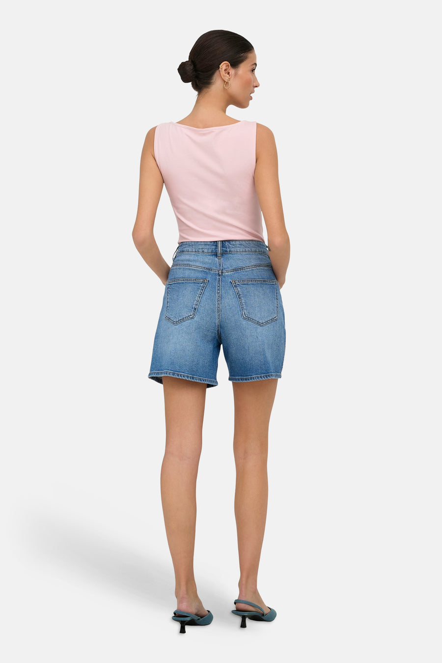 Haut sans manches rose de ONLY® vu de dos, combiné avec un short en jean.