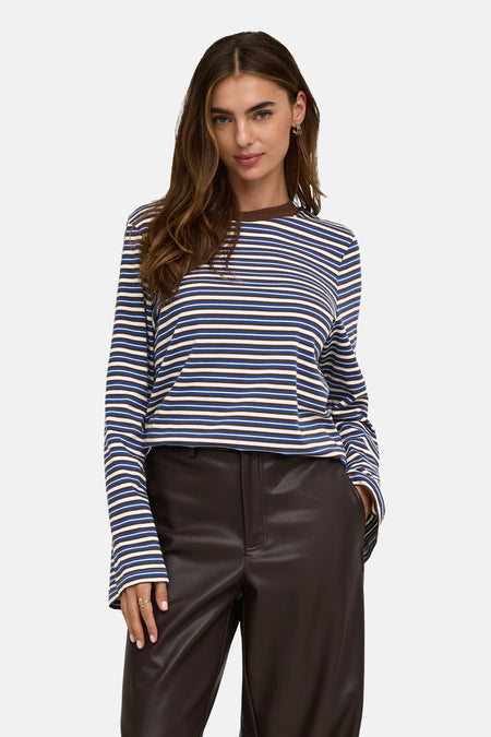 Lang mouw T-shirt met blauw-bruin-wit streep van ONLY®, gedragen met donkere lederlook broek, front view