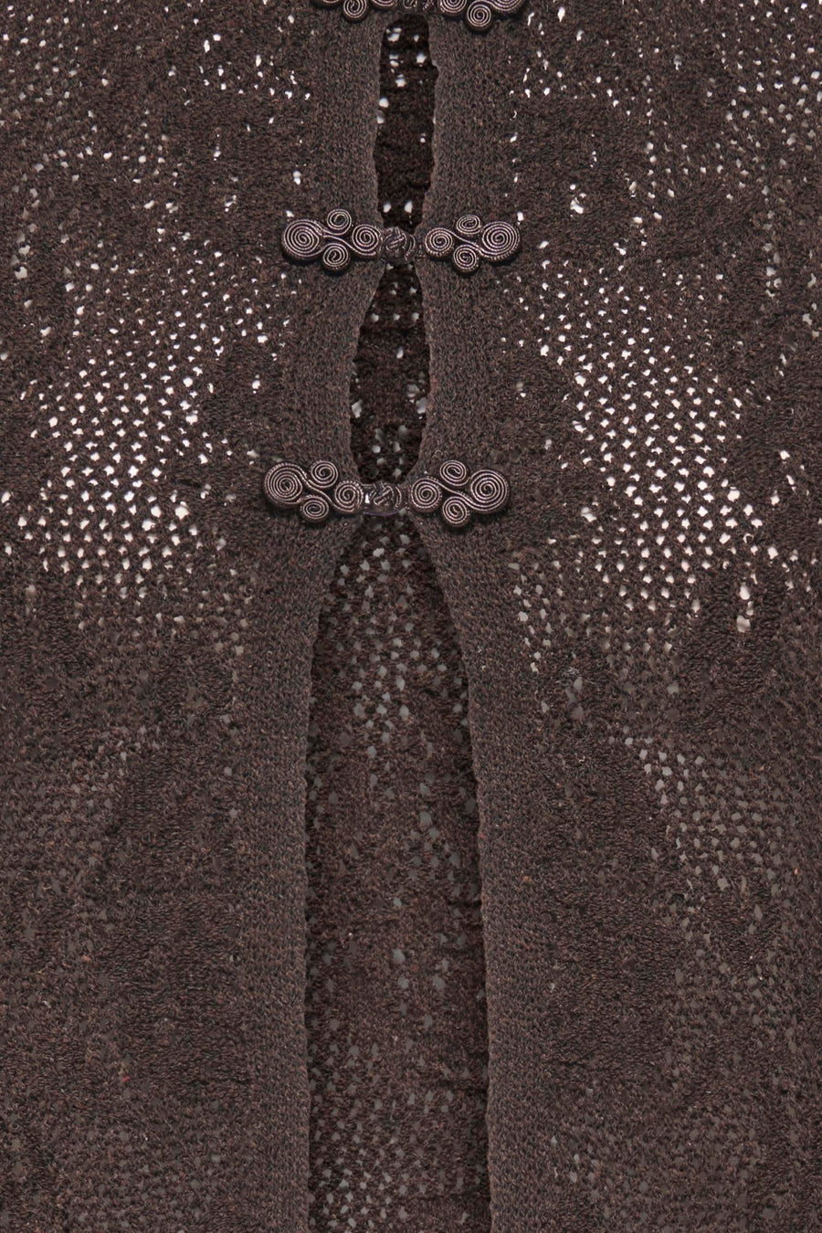 Bruine korte mouwloze debardeur van JDY met open rug en decoratieve knopen, gebreid met luchtig patroon, close-up detail