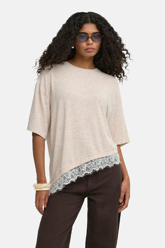 Oatmeal korte mouwen T-shirt van ONLY® met asymmetrische zoom en kant detail, gedragen door model in lifestyle shot