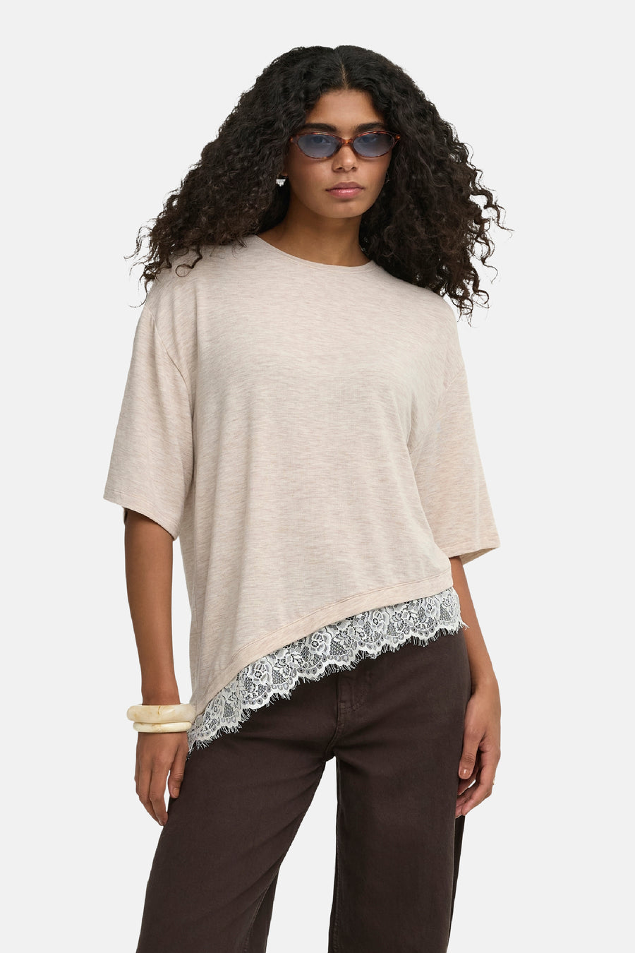 Oatmeal korte mouwen T-shirt van ONLY® met asymmetrische zoom en kant detail, gedragen door model in lifestyle shot