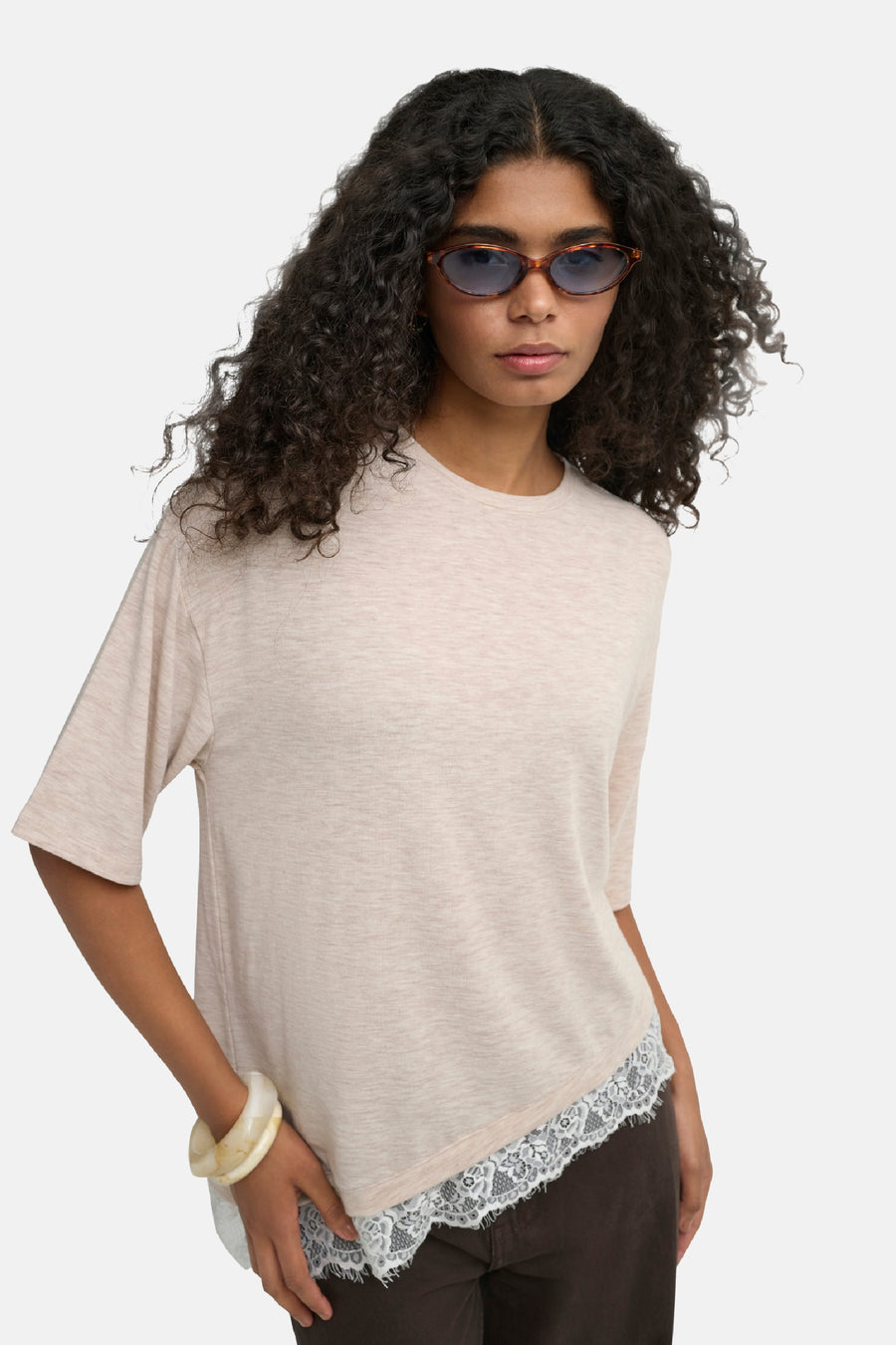 Oatmeal korte mouwen T-shirt van ONLY® met gebreide textuur en witte kant aan de zoom, gedragen door model met zonnebril en armband
