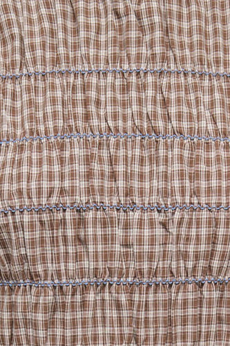 Bruine korte mouwen blouse met ruitpatroon en elastische plooien, van ONLY®, detailopname van textuur en blauwe steekwerk
