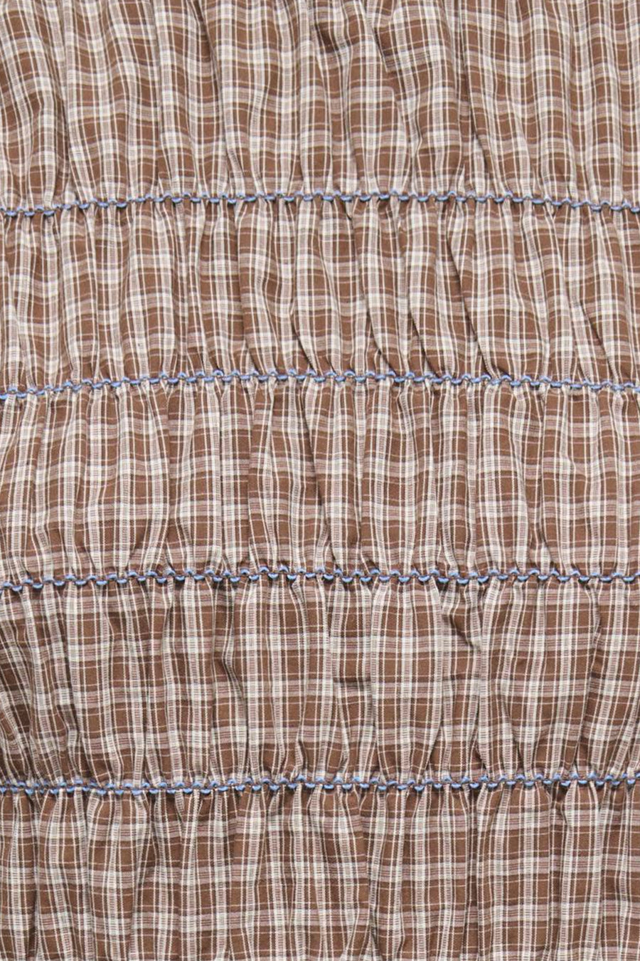 Bruine korte mouwen blouse met ruitpatroon en elastische plooien, van ONLY®, detailopname van textuur en blauwe steekwerk