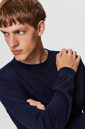 T-shirt bleu avec col rond de SELECTED, avec des manches croisées et une texture lisse.