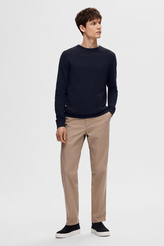 T-shirt bleu avec col rond de SELECTED, associé à un pantalon chino kaki et des baskets noires.