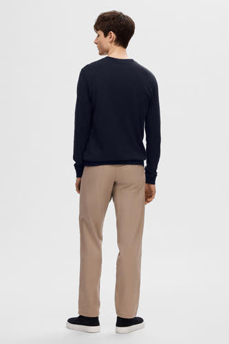 T-shirt bleu avec col rond de SELECTED, vu de l'arrière, associé à un pantalon kaki et des chaussures noires.