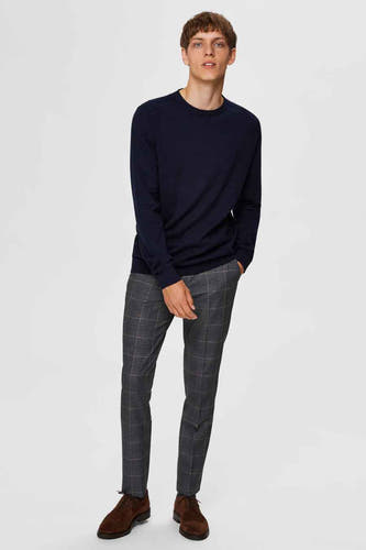 T-shirt bleu avec col rond de SELECTED, associé à un pantalon rayé et des chaussures marrons.