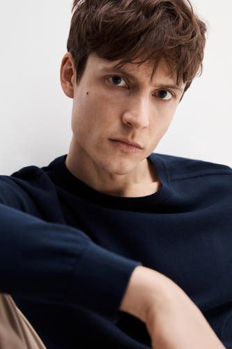 T-shirt bleu avec col rond de SELECTED, gros plan d'un homme aux cheveux bruns.