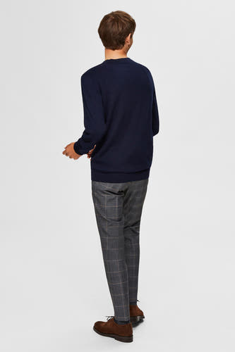 T-shirt bleu avec col rond de SELECTED, associé à un short à carreaux et des chaussures brunes.