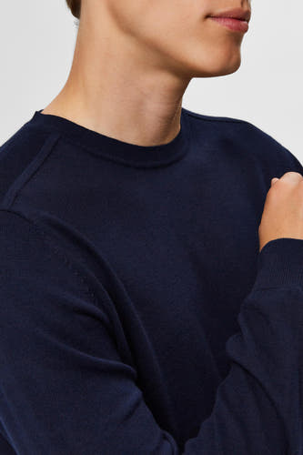 T-shirt bleu avec col rond de SELECTED, crop rche de l'avant.